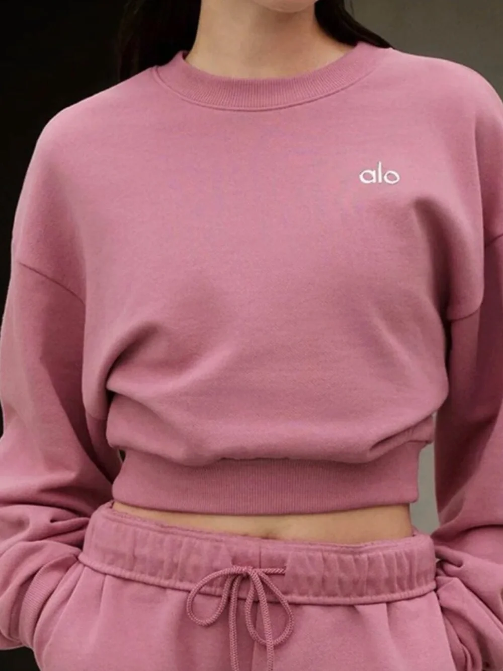 ALO Yoga Accolade Cropped Crewneck Sweatshirt in Dusty Rose